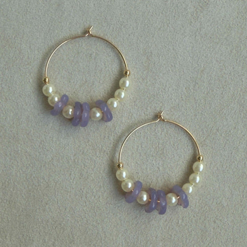 ERIKOART 【ピアス】耳元に咲く静けさ　アメジストオパールフラワーとパールの14KGFフープピアス｜ERIKOART（エリコアート）