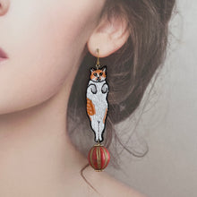 画像をギャラリービューアに読み込む, 玉乗りするネコ・ボブの耳飾り｜maltamarie（マルタマリエ）
