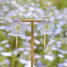 画像をギャラリービューアに読み込む, 本物のネモフィラとペリドットの揺れるピアス／イヤリング｜FT2 works（エフティーツーワークス）
