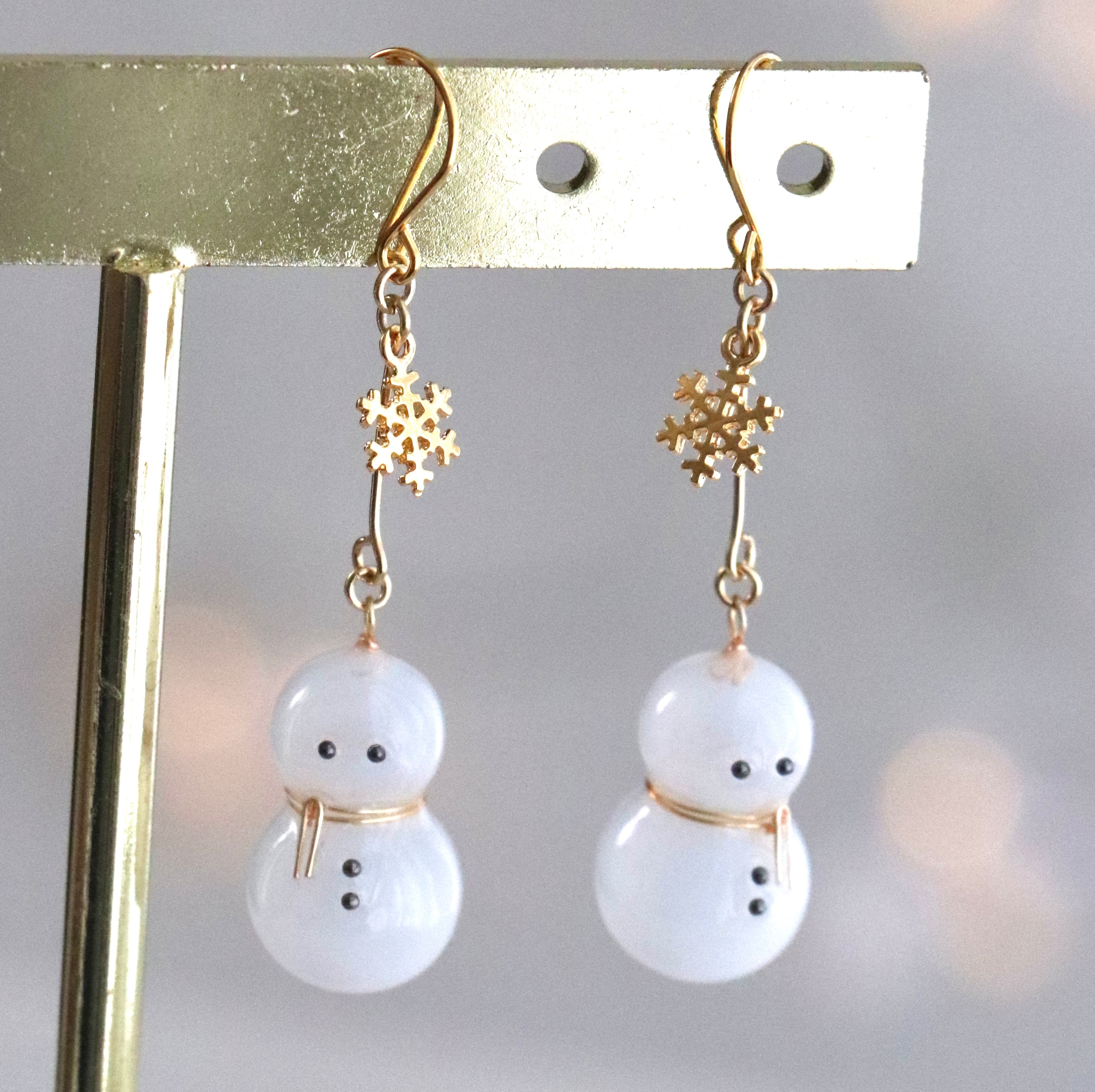 雪だるまと雪の結晶の揺れるピアス・イヤリング　Snowman｜Lab407（ラボヨンマルナナ）