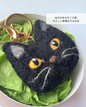 画像をギャラリービューアに読み込む, 存在感ある大きめ黒猫ストラップ（Lサイズ）｜手作り羊毛フェルト（黒）くろねこ｜たろじろ
