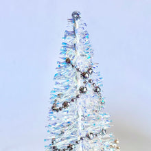 画像をギャラリービューアに読み込む, 煌めくホワイトクリスマスツリーとホワイトポインセチアのクリスマスアレンジメント（アーティフィシャルフラワー・造花）｜bouquet de muguet（ブーケ　ドゥ　ミュゲ）
