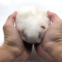 画像をギャラリービューアに読み込む, ベビーアルパカ100％ 手作りぬいぐるみ（モルモット）白　ペルー職人仕立て・一点もの｜RUNA SHOP（ルナショップ）
