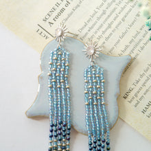 画像をギャラリービューアに読み込む, 揺れるロングビーズフリンジピアス  夜空の一番星　ライトブルー　　【シルバー925　ピアスポスト】　｜Ahki Beadwork（アーキービーズワーク）
