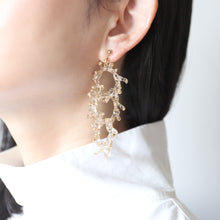 画像をギャラリービューアに読み込む, crown of baby&#39;s breath -mini triple- (white/gold)（ピアス/イヤリング）｜FT2 works（エフティーツーワークス）｜FT2 works（エフティーツーワークス）｜FT2 works（エフティーツーワークス）
