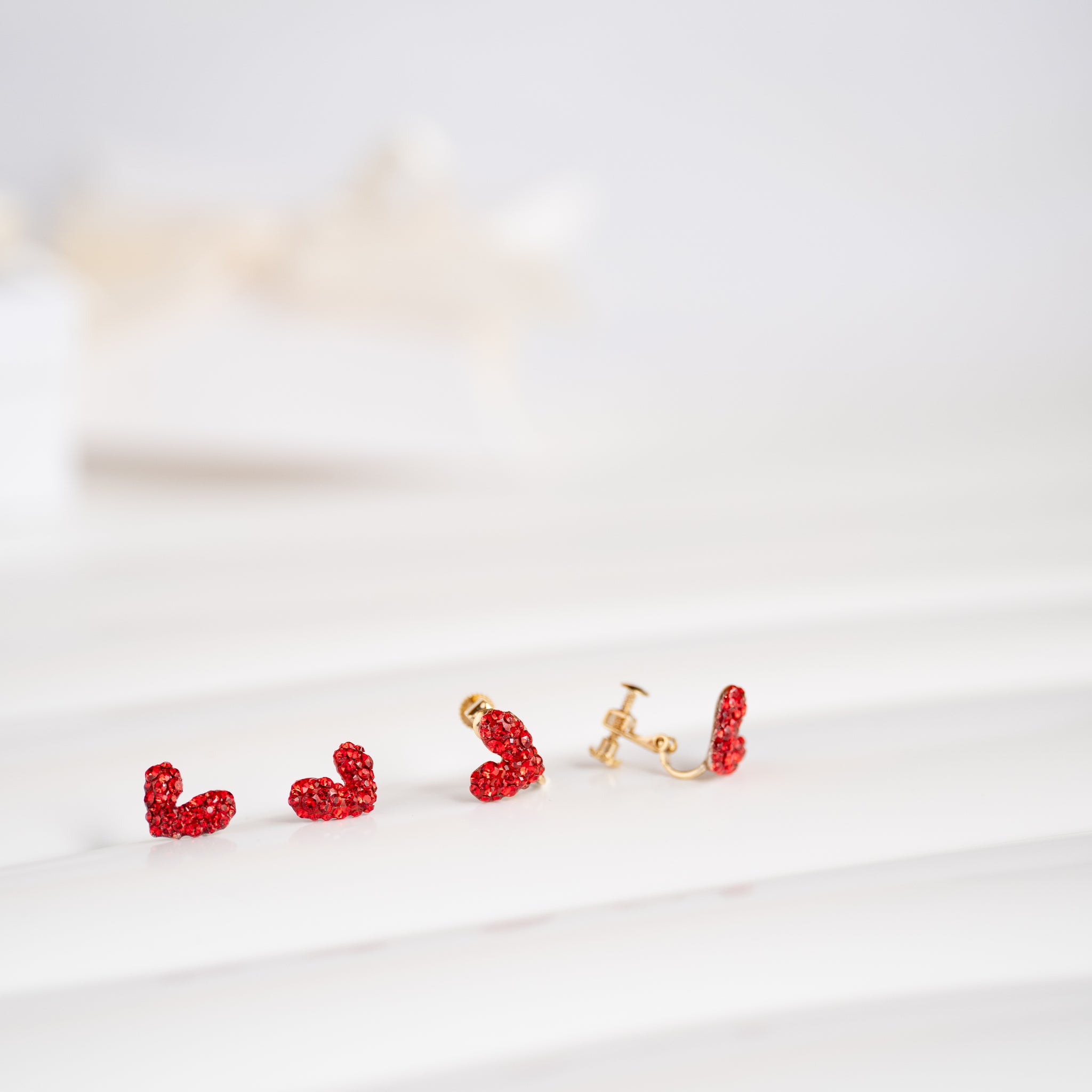 鮮やかでPOPな赤のハートのピアス クリスタルガラス｜BLANCHE NEIGE