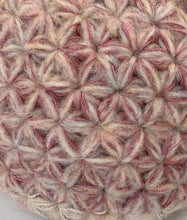 画像をギャラリービューアに読み込む, ニュアンスピンクのリフ編みがま口ポーチ｜M'S  CROCHET（エムズクロシェット）

