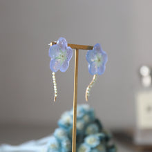 画像をギャラリービューアに読み込む, 本物のネモフィラとペリドットの揺れるピアス／イヤリング｜FT2 works（エフティーツーワークス）
