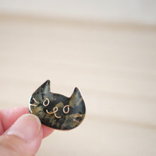 画像をギャラリービューアに読み込む, ごきげんな猫のちいさなブローチ　さび｜Little Plum（リトルプラム）
