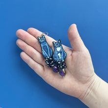 画像をギャラリービューアに読み込む, 仲良しなネコ・キキとジジの耳飾り｜maltamarie（マルタマリエ）
