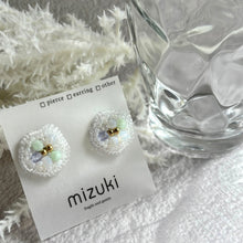 画像をギャラリービューアに読み込む, 全6色　ビーズ刺繍のイヤリングorピアス（ニッケルフリー）《melty flower》｜mizuki（ミズキ）
