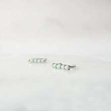 画像をギャラリービューアに読み込む, オパールツインクルカーブハギーピアス（シルバー925／ロジウムプレーティング）｜SMUK（スムーク）
