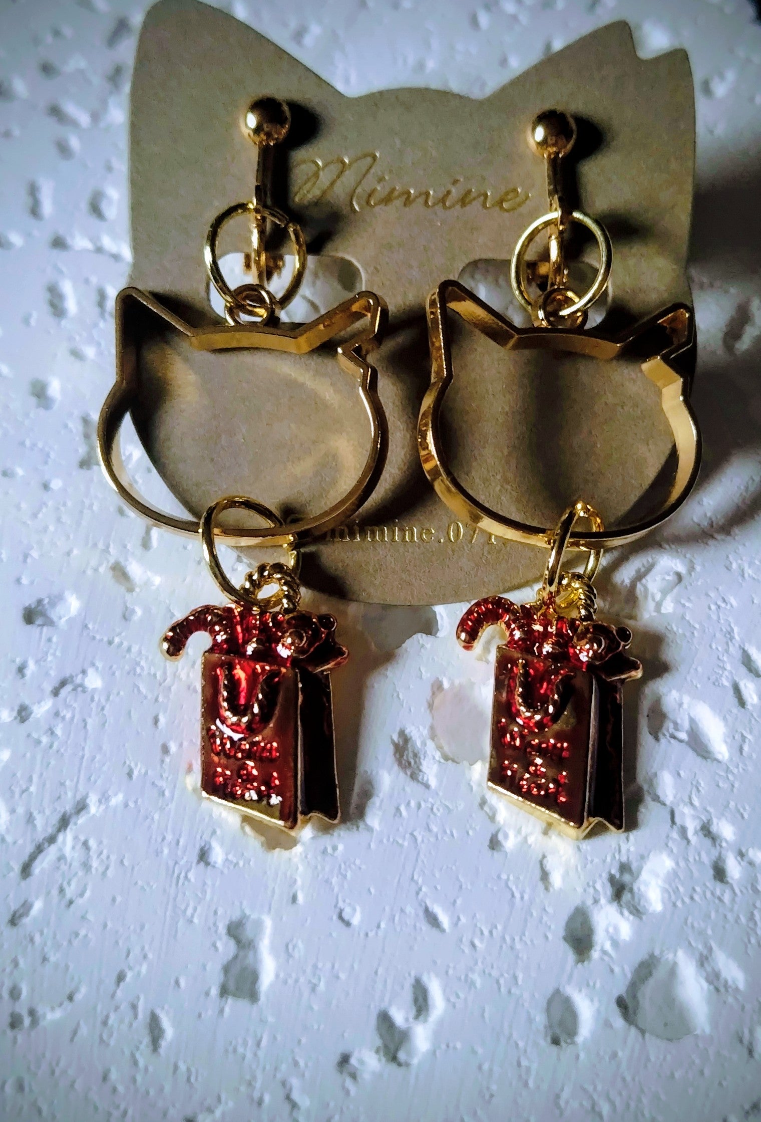 猫耳カットと赤のプレゼントボックスモチーフのイヤリング｜mimine（ミミンヌ）