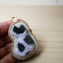 画像をギャラリービューアに読み込む, 和み猫のバッグチャーム　うしろ　白と黒｜Little Plum（リトルプラム）
