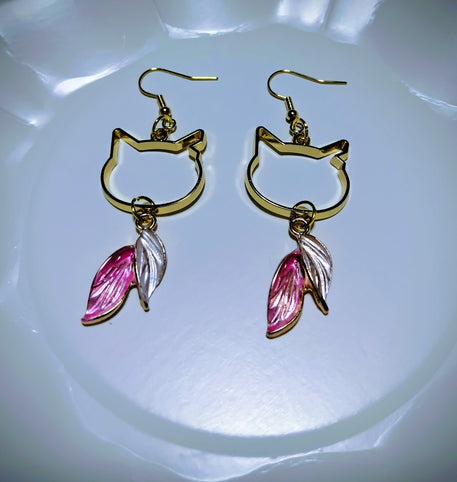 mimine 猫耳カットとピンク＆ホワイトの葉モチーフピアス｜mimine（ミミンヌ）