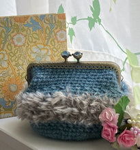 画像をギャラリービューアに読み込む, シックなブルーグリーンとファーのがま口ポーチ｜M&#39;S  CROCHET（エムズクロシェット）
