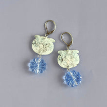 画像をギャラリービューアに読み込む, 祈るように眠るネコ・ももたろうの耳飾り｜maltamarie（マルタマリエ）
