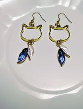 画像をギャラリービューアに読み込む, 猫耳カットとブルー＆ホワイトの葉モチーフピアス｜mimine（ミミンヌ）

