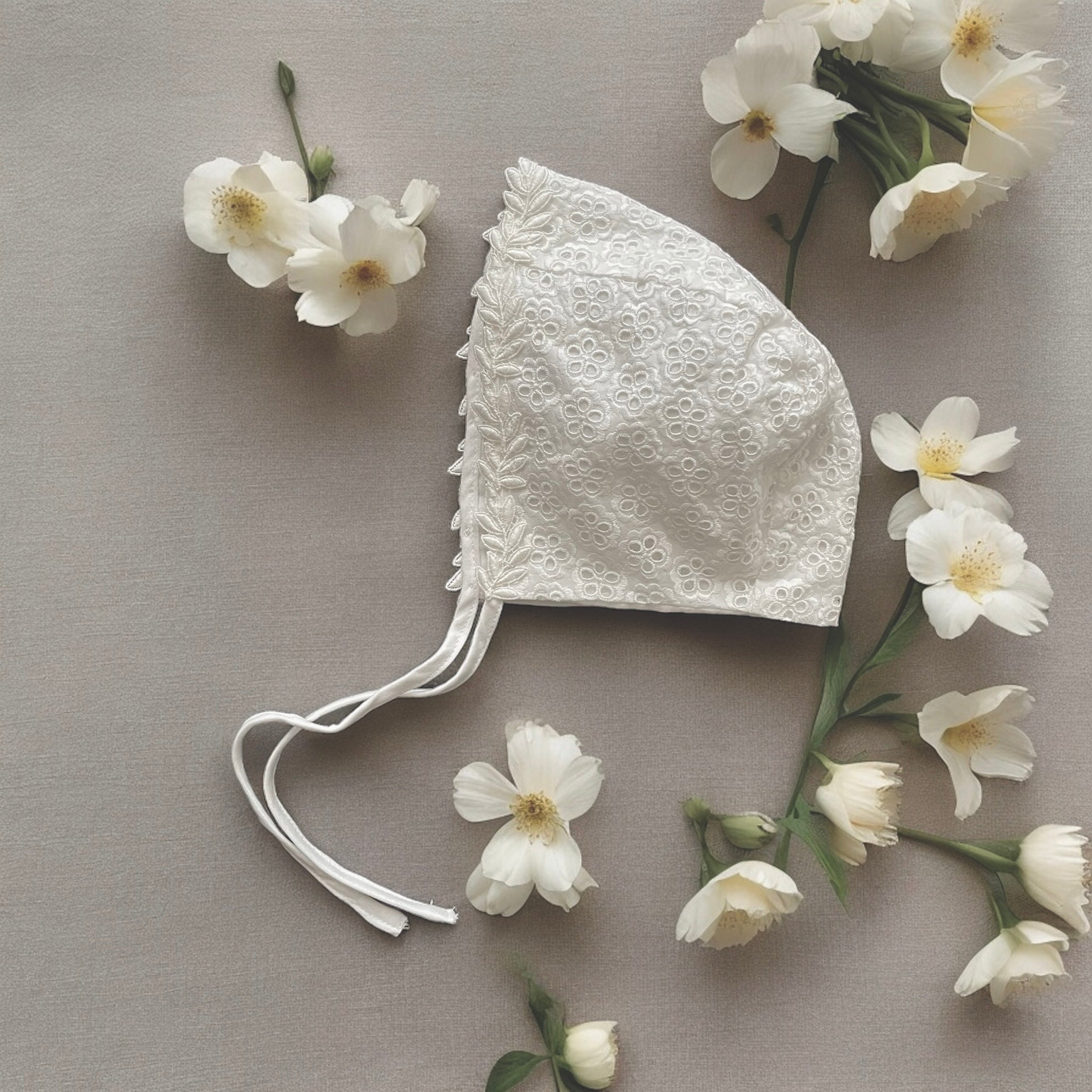 Flower lace baby bonnet｜Seeds and Bloom（シーズアンドブルーム）