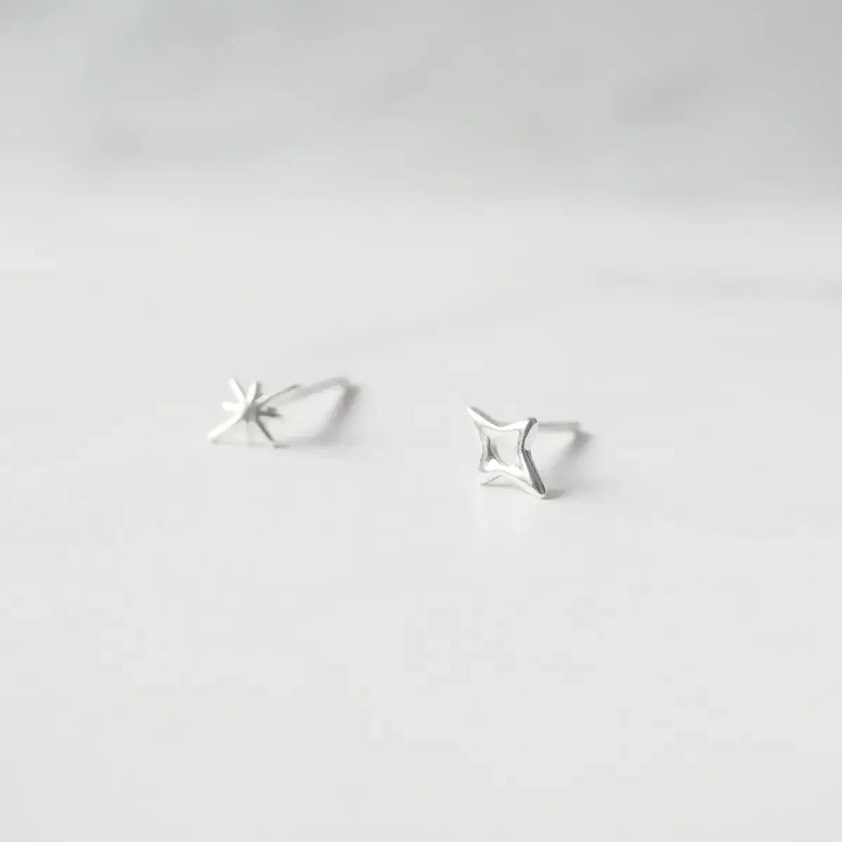 アシンメトリースター スタッドピアス（シルバー925）｜SMUK（スムーク 