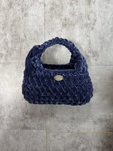 画像をギャラリービューアに読み込む, triangle velvet ribbon bag medium｜GONGON.crochet（ゴンゴンクロシェ）
