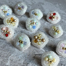 画像をギャラリービューアに読み込む, 全6色　ビーズ刺繍のイヤリングorピアス（ニッケルフリー）《melty flower》｜mizuki（ミズキ）
