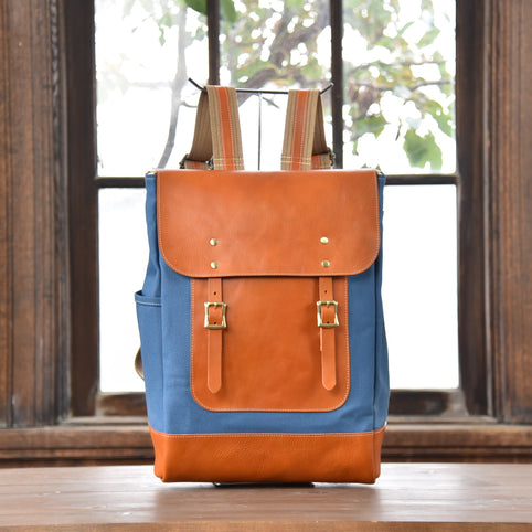Cogocoro MUDITA HILL｜岡喜近江牛レザーと高島帆布で作った　フラップ付きリュック(2バックル) 【びわ湖ブルー・ブライトキャメル】｜Cogocoro（コゴコロ）