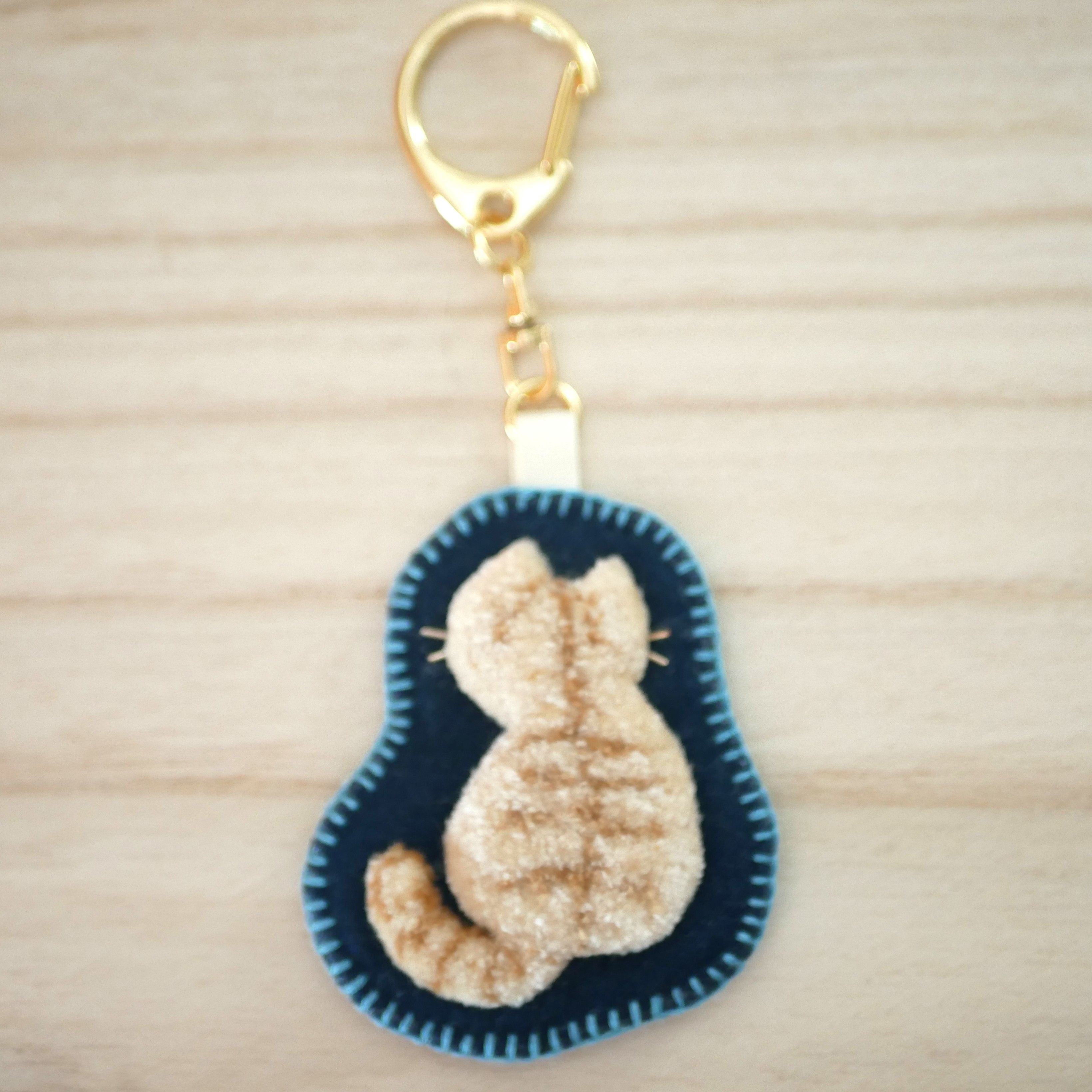 和み猫のキーホルダー　うしろ茶とら｜Little Plum（リトルプラム）