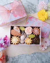 画像をギャラリービューアに読み込む, 花ひらく バレンタインチョコクッキー缶｜online sweets shop The Kanon（オンラインスイーツショップ　ザ　カノン）
