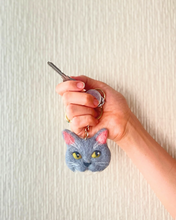 画像をギャラリービューアに読み込む, 羊毛フェルトの存在感ある猫ストラップ M（グレー）｜たろじろ
