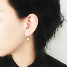 画像をギャラリービューアに読み込む, マザーオブパール ワンタッチ ダングル ピアス（シルバー925／ロジウムプレーティング）｜SMUK（スムーク）
