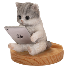 画像をギャラリービューアに読み込む, タブレットを見るサバトラ白猫 スマホスタンド｜WooBia（ウービア）
