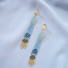 画像をギャラリービューアに読み込む, ミッドナイト ライトブルー　夜空の一番星　揺れるロングビーズフリンジイヤリング｜Ahki Beadwork（アーキービーズワーク）

