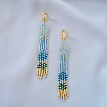 画像をギャラリービューアに読み込む, ミッドナイト ライトブルー　夜空の一番星　揺れるロングビーズフリンジイヤリング｜Ahki Beadwork（アーキービーズワーク）
