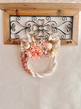 画像をギャラリービューアに読み込む, コーラルピンクのカラーしめ縄｜flowers luciole（フラワーズ　ルシオール）
