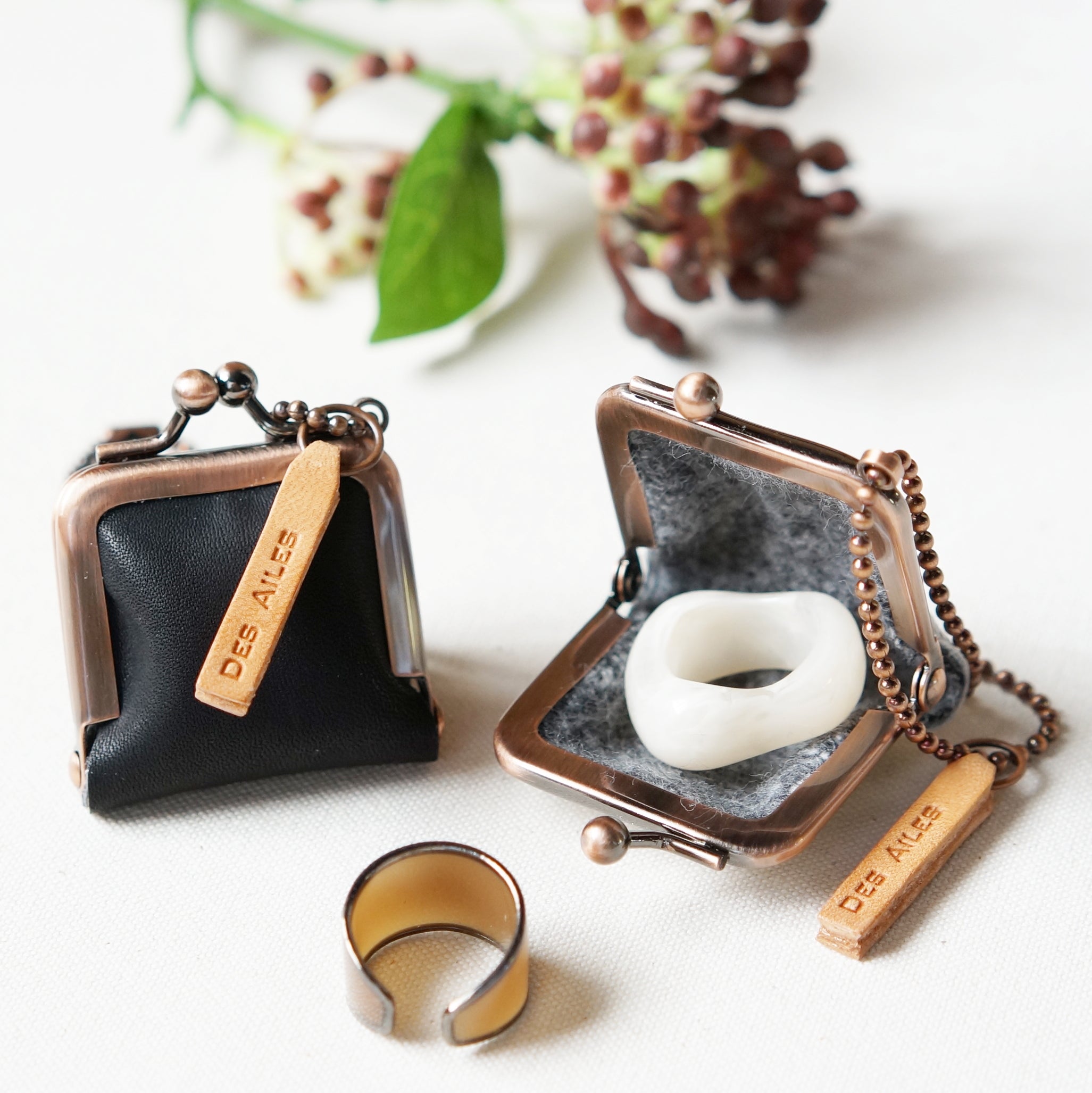 持ち歩ける【大きめ】本革リングケース（黒）| 出先での指輪の保管に | 遺骨リングケースとしても｜Des Ailes（デゼル）