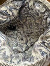 画像をギャラリービューアに読み込む, 上品な大人の花柄　薄紫とホワイトのキラキラがま口ポーチ　パールタッセル付き｜M'S  CROCHET（エムズクロシェット）
