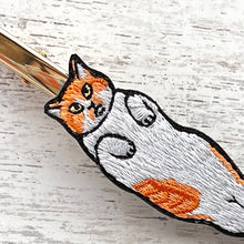 画像をギャラリービューアに読み込む, へそ天で眠るネコ・ボブの髪飾り｜maltamarie（マルタマリエ）
