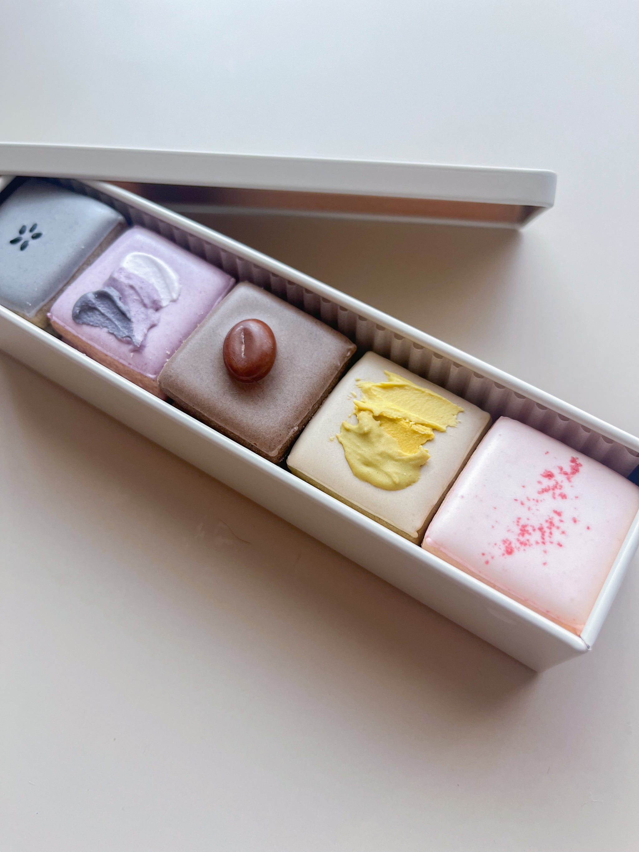 さりげないギフトに。気分が上がるおしゃれで個性的なクッキー缶特集