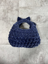 画像をギャラリービューアに読み込む, triangle velvet ribbon bag small｜GONGON.crochet（ゴンゴンクロシェ）

