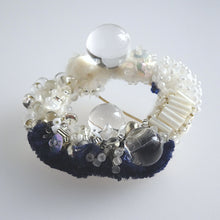 画像をギャラリービューアに読み込む, コロニーリースブローチ//ミッドナイトブルー｜hanmmmo（ハンモ）
