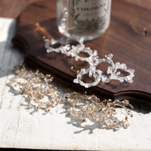 画像をギャラリービューアに読み込む, crown of baby&#39;s breath -mini triple- (white/gold)（ピアス/イヤリング）｜FT2 works（エフティーツーワークス）｜FT2 works（エフティーツーワークス）｜FT2 works（エフティーツーワークス）
