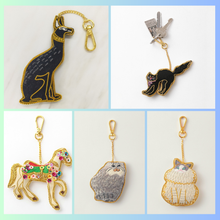 画像をギャラリービューアに読み込む, 幸せをよぶ　ザリ刺繡　バッグチャーム(猫シリーズプラス馬)｜猫とイチオクノホシ（ネコトイチオクノホシ）
