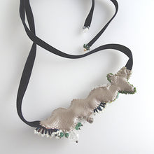 画像をギャラリービューアに読み込む, 雪原//立体刺繡のベロアリボンネックレス｜hanmmmo（ハンモ）
