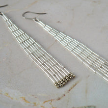 画像をギャラリービューアに読み込む, シルバーのロングビーズフリンジピアス / イヤリング  ｜Ahki Beadwork（アーキービーズワーク）
