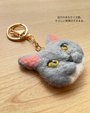 画像をギャラリービューアに読み込む, 羊毛フェルトの存在感ある猫ストラップ M（グレー）｜たろじろ
