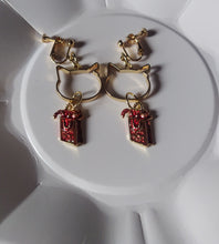 画像をギャラリービューアに読み込む, 猫耳カットと赤のプレゼントボックスモチーフのイヤリング｜mimine（ミミンヌ）
