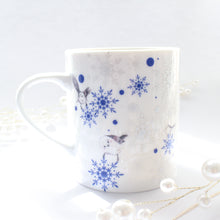 画像をギャラリービューアに読み込む, シマエナガと雪の結晶舞うマグカップ｜Blanche Neige By ちょこにゃん（ブランシュネージュバイチョコニャン）
