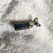 画像をギャラリービューアに読み込む, 刺繍ブローチ / マッコウクジラ｜studio bansoko（スタジオバンソウコウ）
