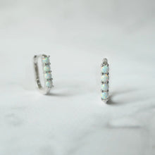 画像をギャラリービューアに読み込む, オパールツインクルカーブハギーピアス（シルバー925／ロジウムプレーティング）｜SMUK（スムーク）

